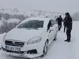 Malatya’da karlı yolda kalan araç ve hasta vatandaşlara büyükşehir ekipleri yetişti

