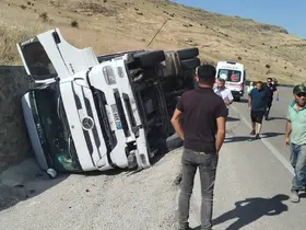 Malatya’da kontrolden çıkan tır devrildi
