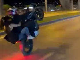 Malatya’da motosikletle tehlikeli yolculuk kamerada
