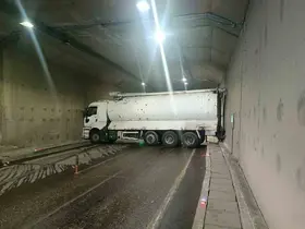 Malatya’da yakıt tankeri tüneli kilitledi
