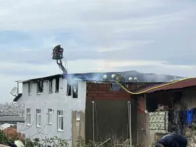 Maltepe’de binanın çatısı alev alev yandı
