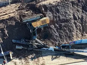 Maltepe’de istinat duvarı güçlendirme çalışmasında iş makinesi devrildi
