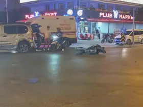 Manavgat’ta hafif ticari araç ile çarpışan motosikletli yaralandı
