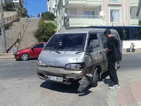 Manavgat’ta kamyonetle çarpışan motosikletin sürücüsü yaralandı

