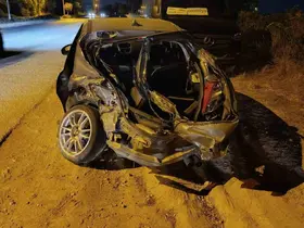 Manavgat’ta karşı şeride geçen otomobil otobüse çarptı: 1 yaralı
