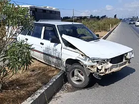 Manavgat’ta kaza yapan araç refüjde asılı kaldı
