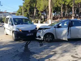 Manavgat’ta otomobiller kafa kafaya çarpıştı: 1 yaralı
