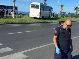 Manavgat’ta tur otobüsü minibüsle çarpıştı: 3 yaralı
