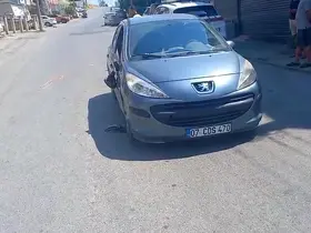 Manavgat’ta yolun karşı tarafına geçmeye çalışan yayaya otomobil çarptı
