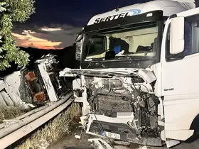 Manisa’da iki tır çarpıştı: 1’i ağır 2 yaralı
