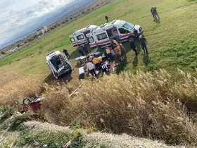 Manisa’da otomobil tarlaya uçtu: 1’i bebek 5 yaralı
