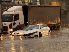 Manisa’da sağanak yağış sokakları göle çevirdi
