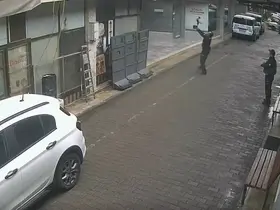 Manisa’da yürekleri ısıtan anlar: Yüksekten düşen kediyi polis yakaladı
