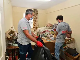 Manisa’daki çöp eve müdahale
