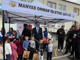 Manyas’ta Orman Haftası’nda fidanlar öğrencilere dağıtıldı
