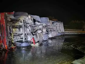 Mardin’de bitkisel yağ yüklü kamyonet devrildi
