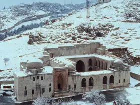 Mardin’de Kasımiye Medresesi’nin kar altındaki manzarası dronla görüntülendi
