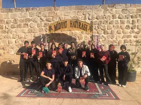 Mardin’de öğrenciler tarihi sokaklarda kitap okudu
