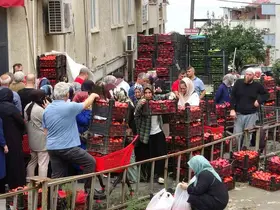 Market açılışında izdiham
