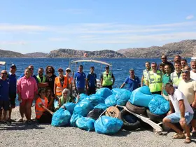 Marmaris Sögüt koylarından 125 torba atık toplandı
