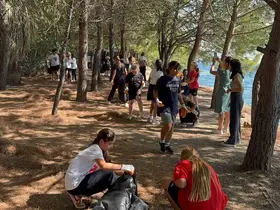 Marmaris’te öğrenciler karadan, polis dalgıçlar denizden temizlik yaptı
