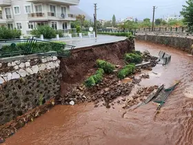 Marmaris’te sağanak yağış hayatı olumsuz etkiledi
