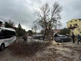 Marmaris’te şiddetli fırtına etkisini sürdürüyor
