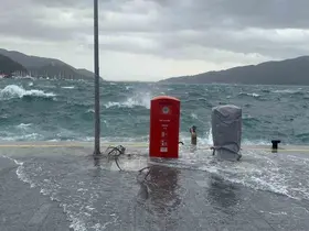 Marmaris’te şiddetli rüzgar denizi taşırdı
