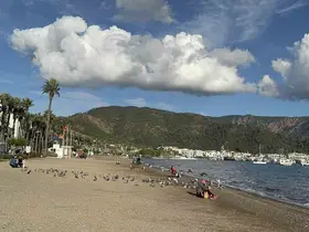 Marmaris’te yazdan kalma günler: Vatandaşlar sahillere akın etti
