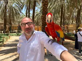 Medine’de papağanlar hacı ve umrecilerin ilgi odağı oldu
