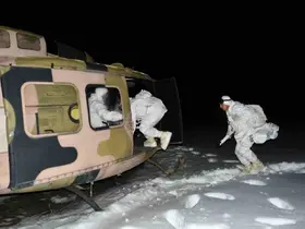 Mehmetçiğin karlı arazide gece eğitimi
