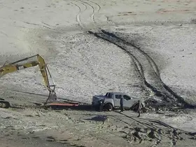 Meke Gölü’nde bataklığa saplanan aracı kurtarma operasyonu
