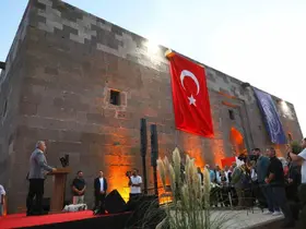 Melikgazi Belediyesi’nin Kumaştan Hikayeler Sergisi unutulmaz anlara tanıklık etti
