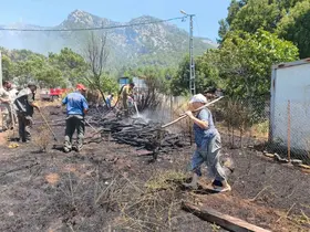 Menteşe’de kazma küreği alan yangına koştu
