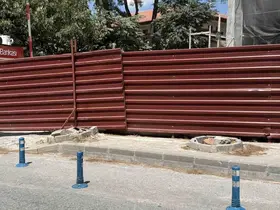 Menteşe’de riskli ağaçlar için kesim ve budama çalışması
