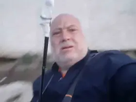 Meriç Nehri’nde yakaladığı 30 kiloluk yayın balığını nehirde oltası ile gezdirdi

