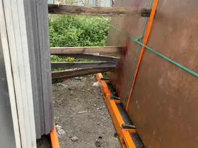Mermer blokların arasında kalan işçi ağır yaralandı
