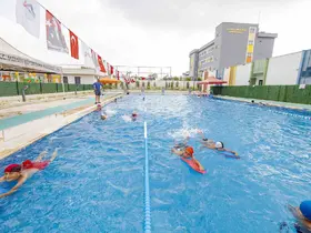 Mersin’de 7’den 77’ye herkes yüzme kurslarında buluşuyor
