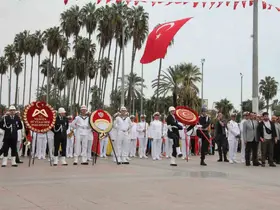 Mersin’de Cumhuriyet’in 103. yılında Atatürk Anıtı’na çelenk sunuldu
