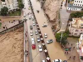 Mersin’de ekipler sel mesaisinde
