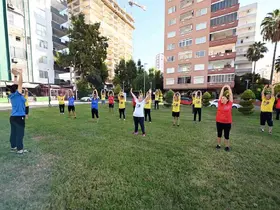 Mersin’de emekliler sabah sporunda buluşuyor
