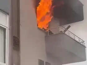 Mersin’de ev yangını alevler pencereden çıktı
