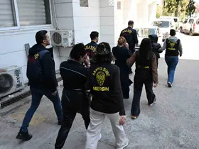 Mersin’de evleri soyan kadın hırsızlar minibüste polise yakalandı
