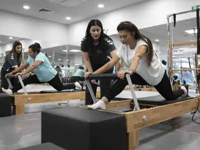Mersin’de kadınlar ücretsiz pilates kursunda hem spor yapıyor hem sosyalleşiyor
