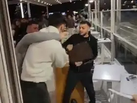 Mersin’de kafedeki kavgada yumruklar havada uçuştu
