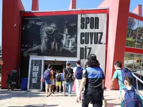 Mersin’de polis desteğiyle çocuklara yüzme eğitimi verildi
