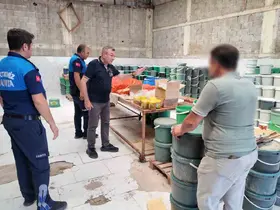 Mersin’de sağlıksız şartlarda üretilen tonlarca turşuya el konuldu
