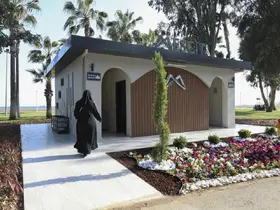 Mersin’de sahil bandına modern mescit
