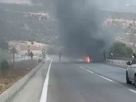 Mersin’de vinç ve park halindeki minibüs yandı

