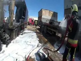 Mersin’de yangın, tırlar hurdaya döndü
